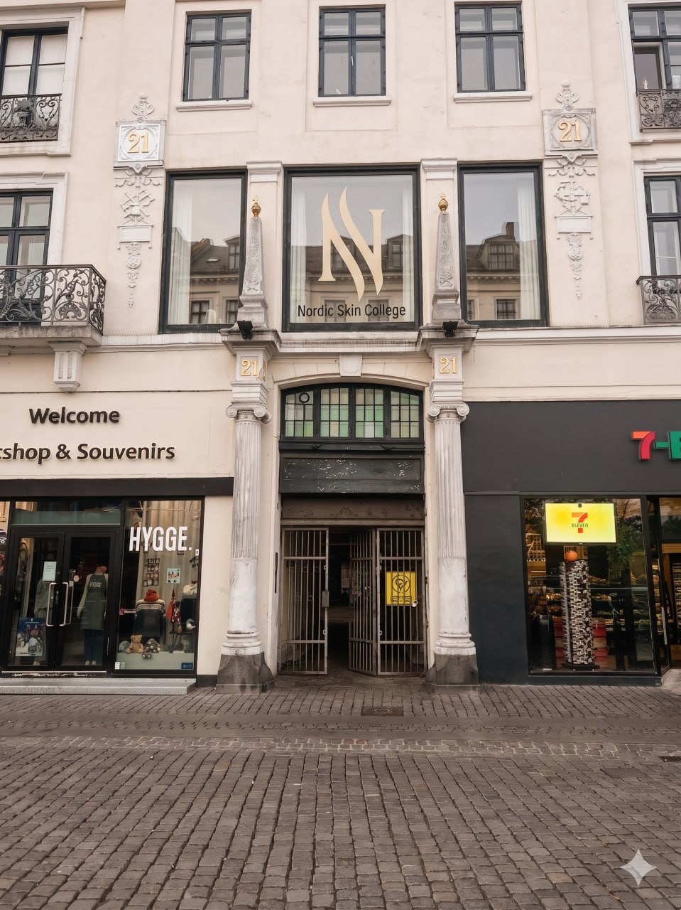 Facaden på Kongens Nytorv 21 med Nordic Skin College-logoet i vinduet