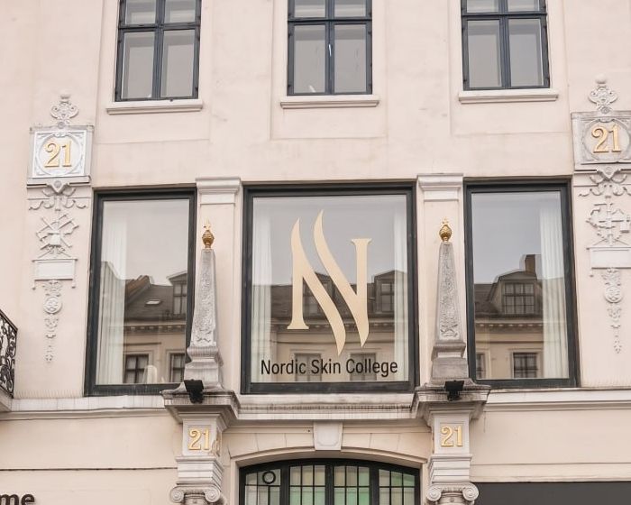 Logo-vinduet på Kongens Nytorv 21 - Nordic Skin College & Clinics hjem